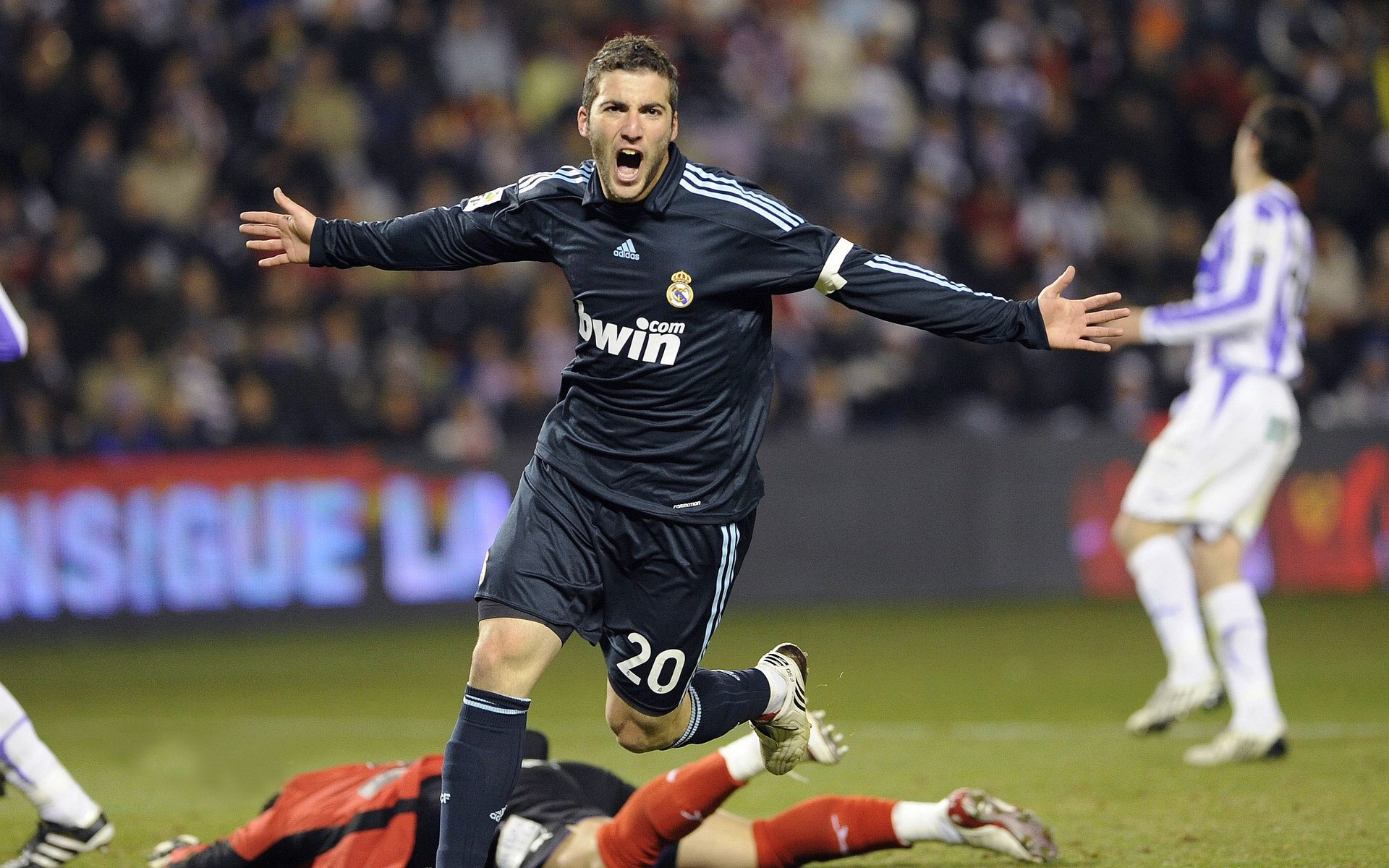 德甲：勒沃库森3-2险胜沃尔夫斯堡，恩昆库场场建功，德甲勒沃库森对科隆