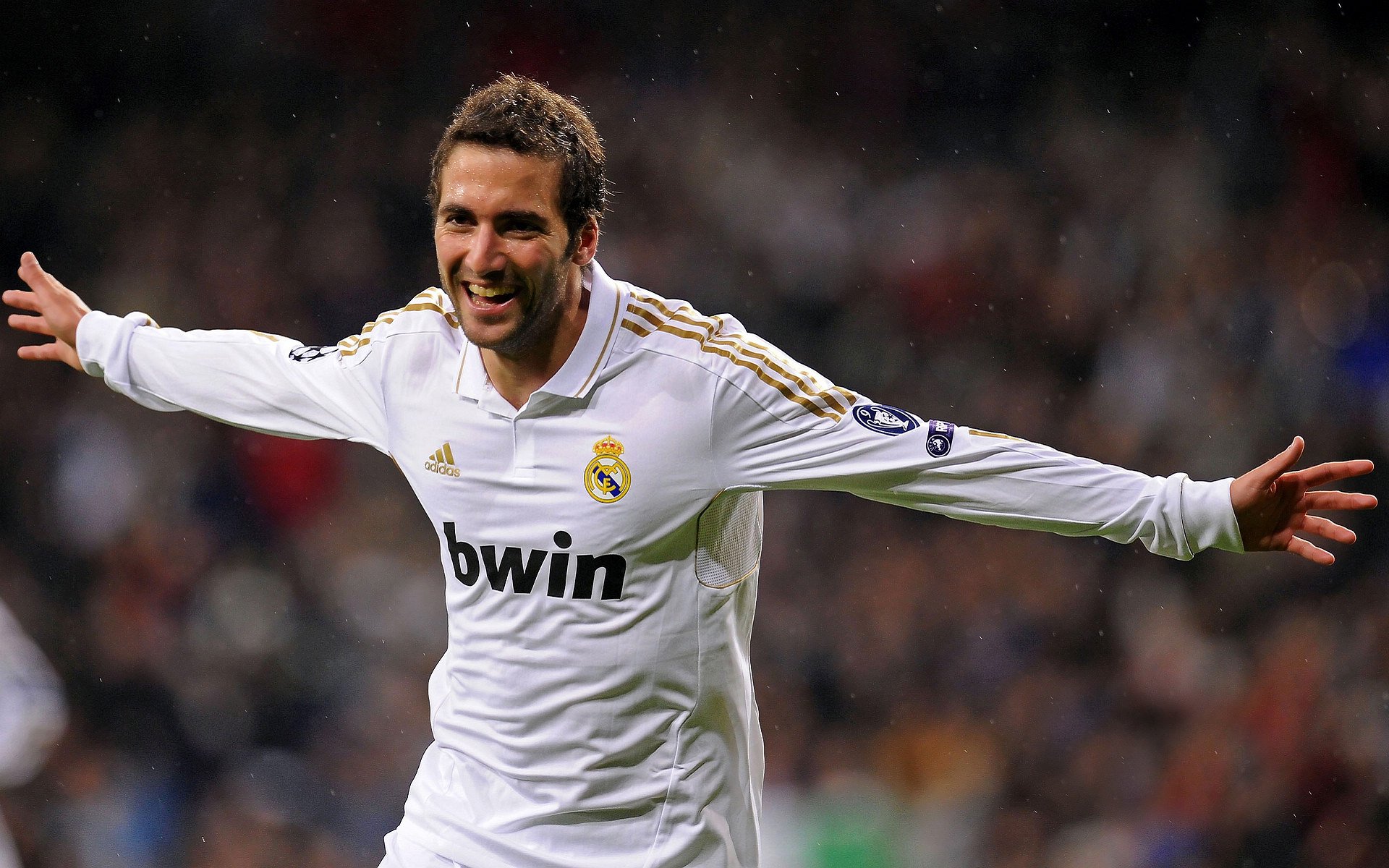 意大利足球比赛现场禁止喊骂，体育风气改良，意大利足球队粗暴吗